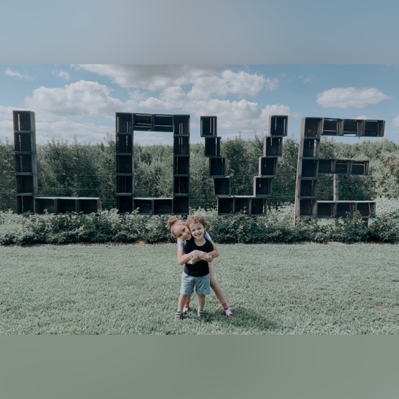 I’m going LIVE! Like this post to come hang with me for some amazing deals!🫶🏻 - Picture 5 of 17